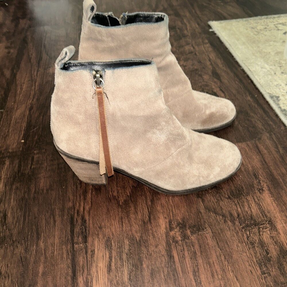 Dolce Vita Bootie Size 8 Taupe Tan Taupe Suede Ankle Boot Classic